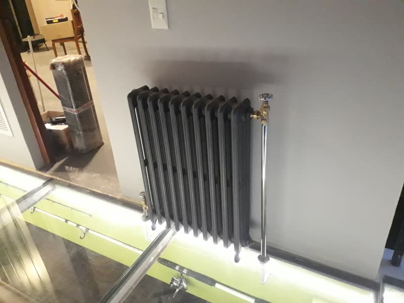 Radiador columna de hierro en negro con llave cromada