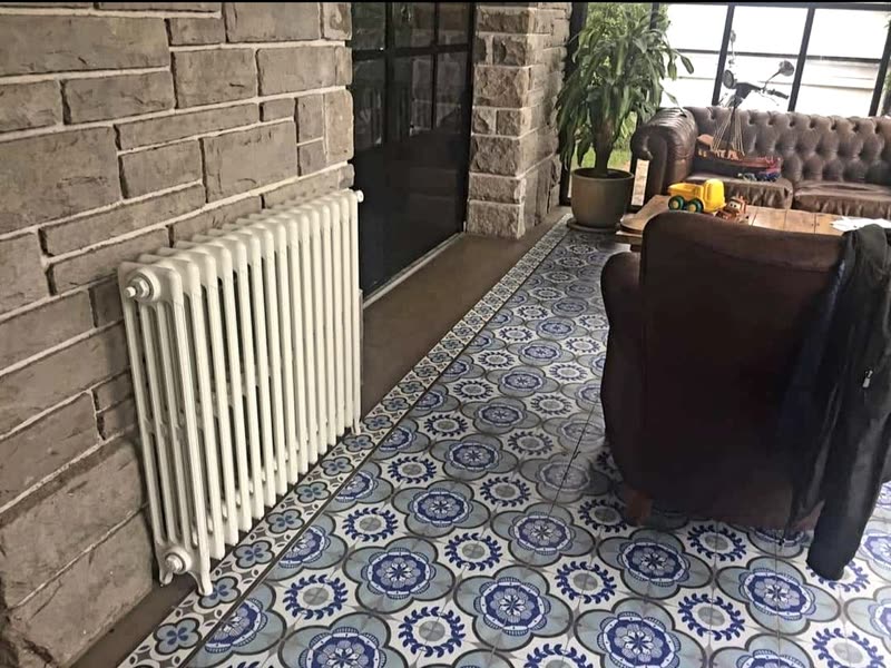 Radiador de fundición blanco sobre piso calcáreo